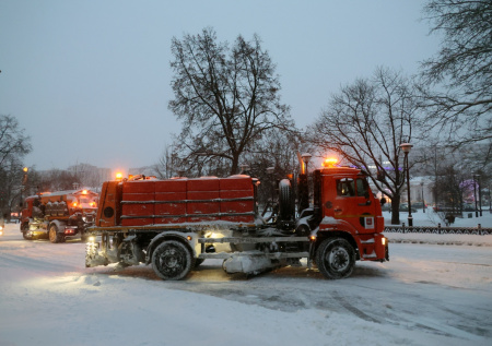 Коммунальщики вышли на борьбу с последствиями мощного снегопада