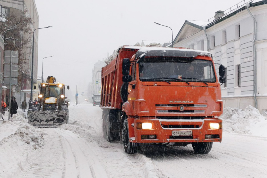 Уборка снега на улицах и во дворах Москвы