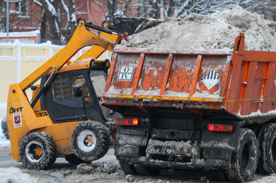 Уборка снега на улицах и во дворах Москвы