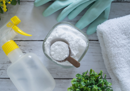 Волшебные помощники на кухне: как сода и уксус спасут ваши напольные покрытия