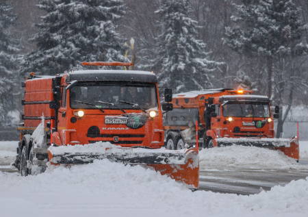 Движение на МКАД парализовало из-за снегопада