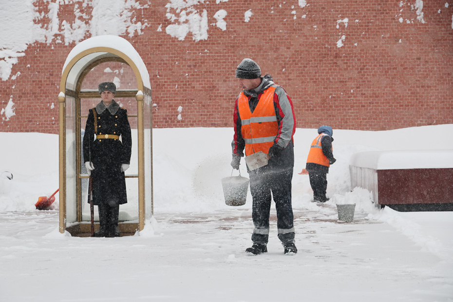 Уборка снега на улицах и во дворах Москвы