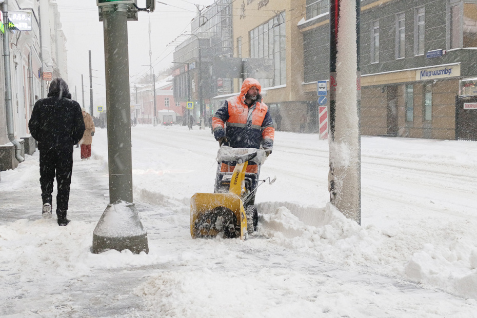 Уборка снега на улицах и во дворах Москвы