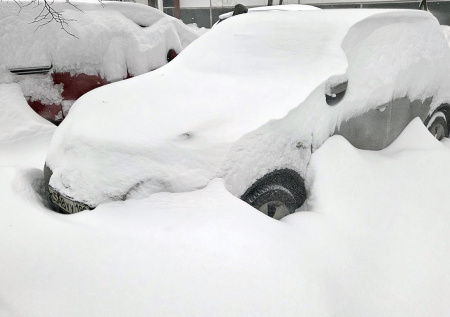 Машина скорой помощи увязла в снегу на юго-востоке Москвы