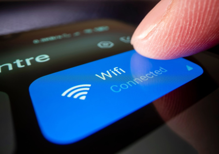 Эксперт объяснил опасность открытого Wi-Fi