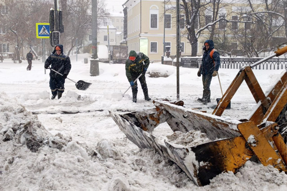 Уборка снега на улицах и во дворах Москвы