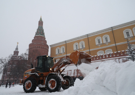 Снежный коллапс в Москве: как столица переживает снегопад 9 января