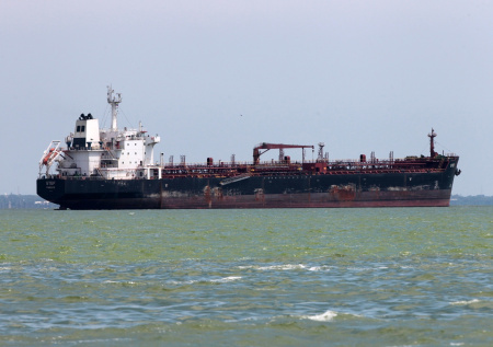 Появились кадры захвата США танкера Olina под обстрелом и высадкой морпехов