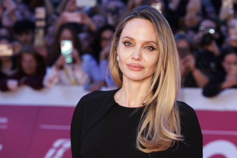 Анджелина Джоли