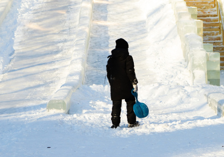 Катания на ледяной горке закончились для мальчика сломанными позвонками
