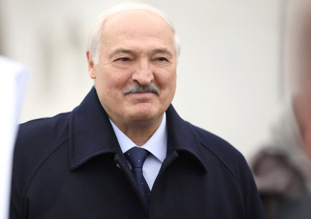 Умка Лукашенко проследил за «отцом» во время чистки снега и попал на видео