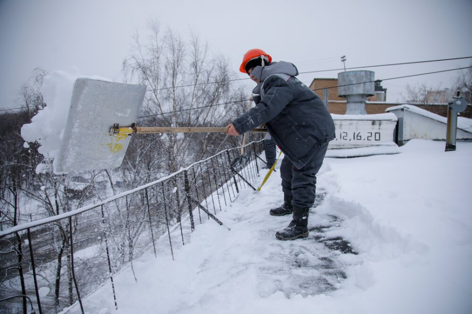 Уборка снега на улицах и во дворах Москвы