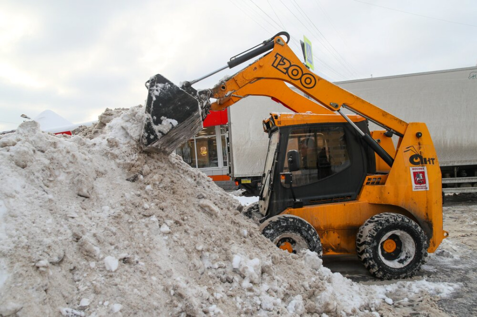 Уборка снега на улицах и во дворах Москвы