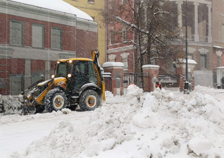 Снежный армагеддон: захватывающие кадры утопающей в сугробах Москвы
