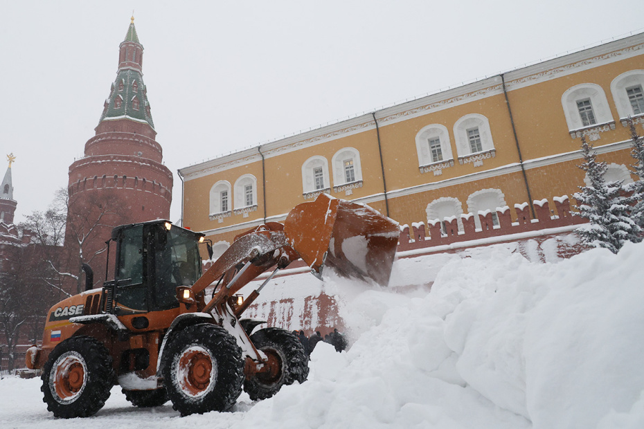 Уборка снега на улицах и во дворах Москвы
