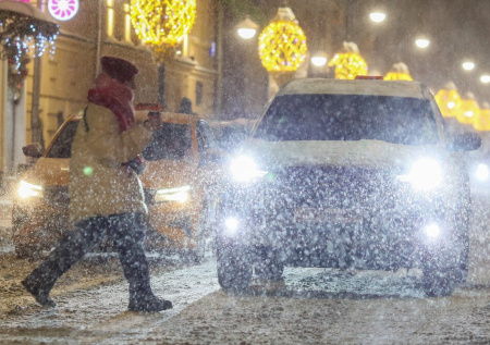 «Снежный армагеддон»: захватывающие кадры утопающей в сугробах Москвы
