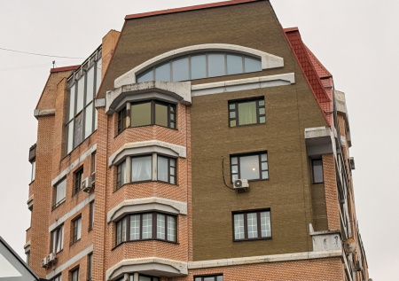 Охрана не пускает никого во двор у бывшей квартиры Долиной