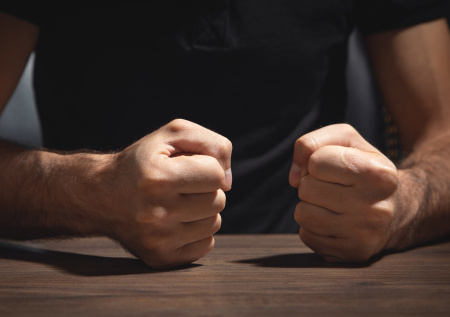 Ресторанный «маньяк» избил девушку в элитном баре Москвы и попал на видео