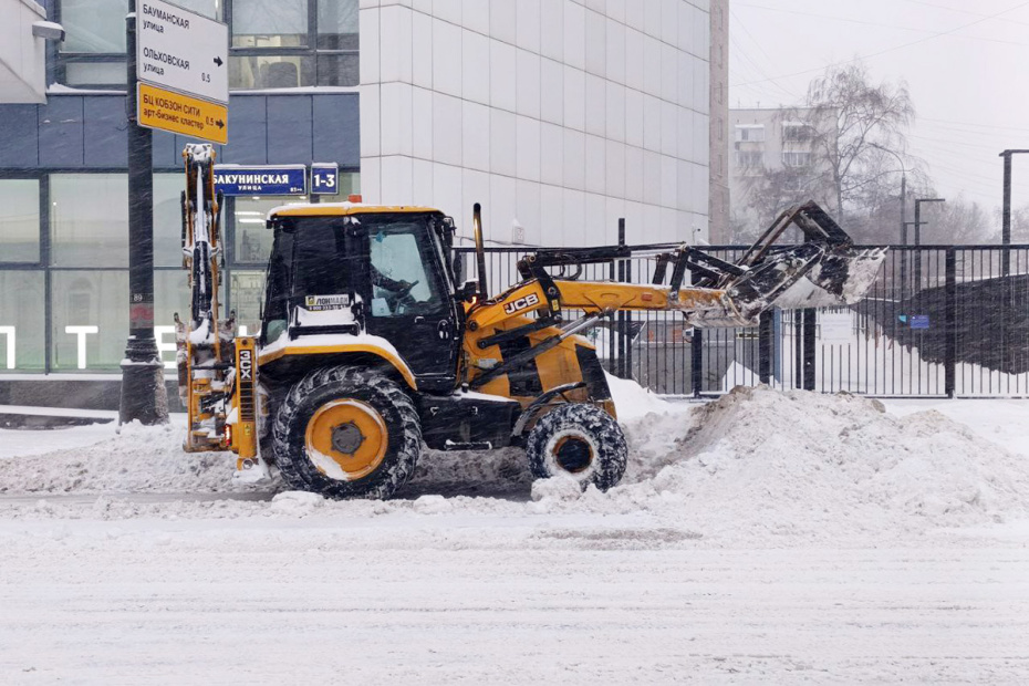 Уборка снега на улицах и во дворах Москвы