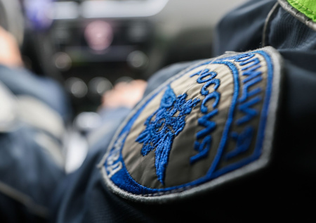 Микроавтобус с пассажирами влетел в грузовик на скользкой трассе