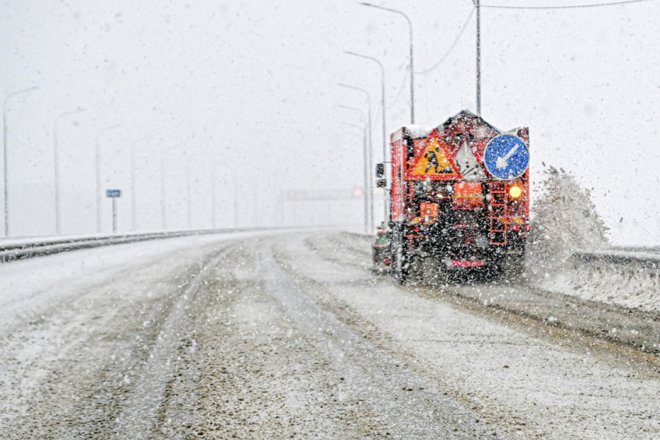 Автомобиль дорожной службы чистит скоростную федеральную автомобильную трассу