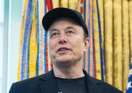 Маск ответил на угрозы Стармера его снимком в бикини