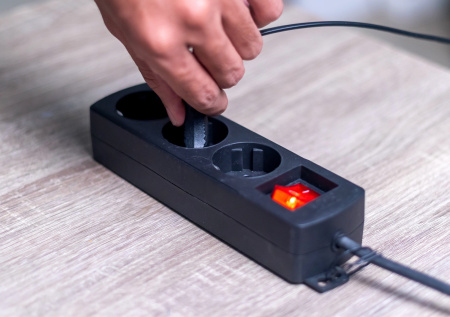 Удлинитель‑обманщик: почему дешевые модели могут превратить дом в зону риска — важные подсказки