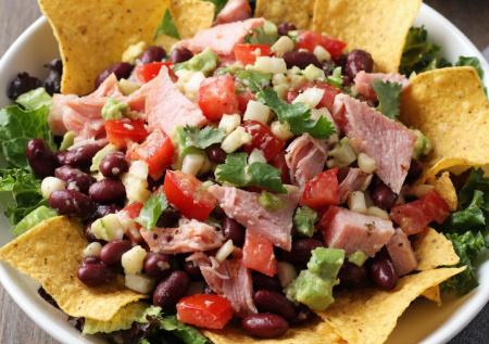 Одна большая миска вместо ужина: салат «Мексиканский» с ветчиной, фасолью и чипсами начос. Взрыв вкуса и позитива