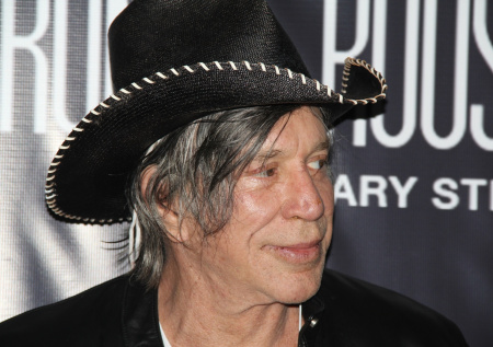 Нищий и бездомный Микки Рурк потребовал высокий гонорар