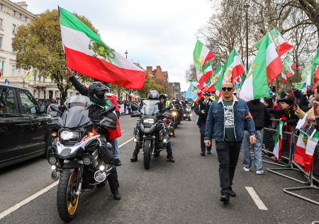 В Лондоне протестующий забрался на балкон посольства Ирана и сменил флаг