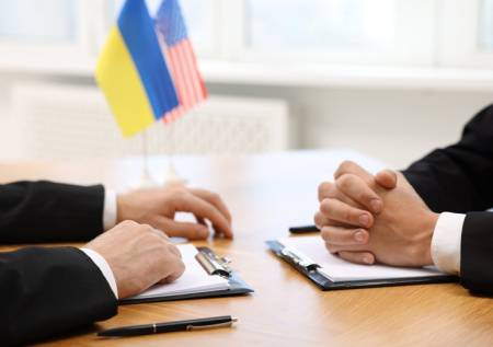 США и Украина готовят соглашение о восстановлении страны на $800 млрд