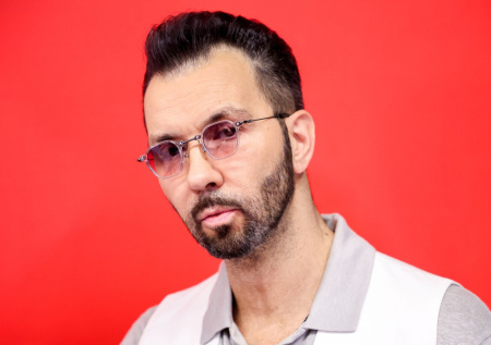 Измены жене, конкуренция с отцом, «Чай вдвоем»: как живет Денис Клявер