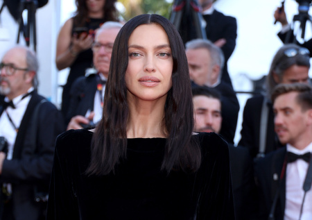 Папарацци подловили Ирину Шейк в микроскопических шортах