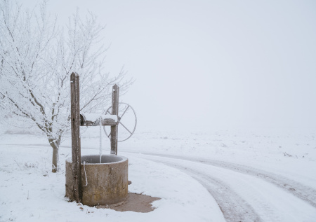 Ребенок почти час провел в колодце с ледяной водой
