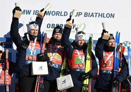 Определен лидер в эстафете на этапе Кубка мира по биатлону