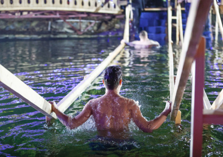 В Госдуме рассказали, кому лучше отказаться от купания в проруби