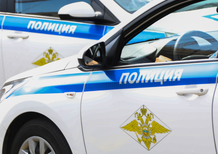 Неизвестные ночью протаранили стеклянную дверь торгового центра