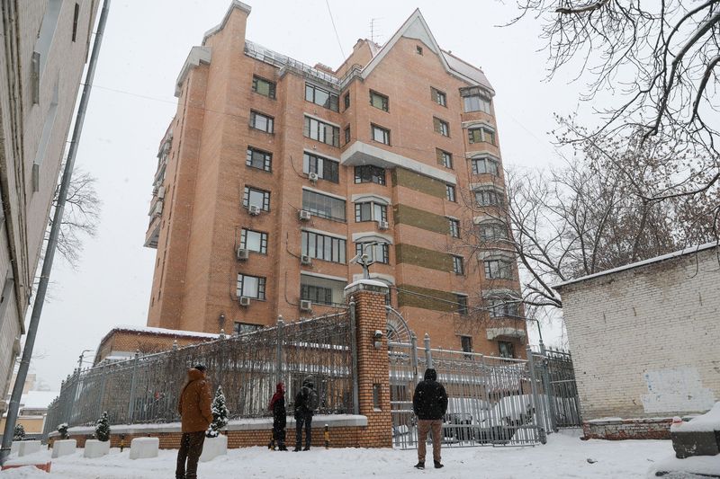 Обстановка у дома певицы Ларисы Долиной