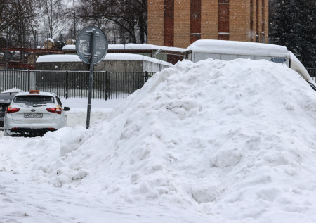 Россиянам ответили, куда жаловаться на сугробы у подъезда и во дворе
