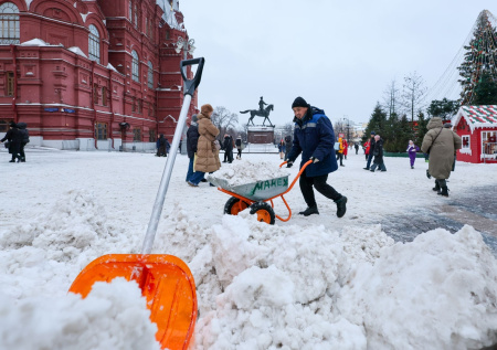 На борьбу со снежным коллапсом в Москве бросили 15 тыс. единиц техники