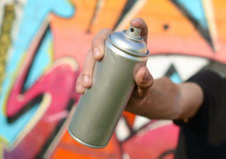 Подростков-вандалов из-за граффити на стене дома заставили убирать снег