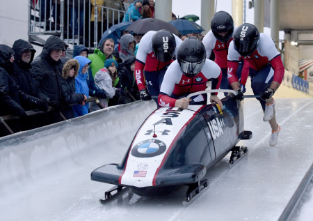 Трое бобслеистов выпали из саней на этапе Кубка мира