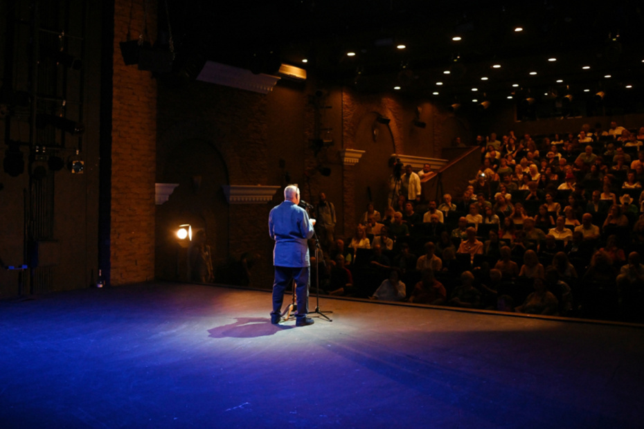 Марк Розовский выступает во время сбора труппы Московского театра «У Никитских ворот»