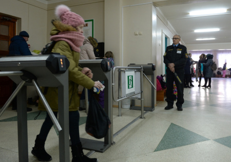 В школах Домодедово усилили пропускной контроль