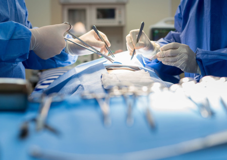 Врачи спасли руку девочке, которую зажевал эскалатор