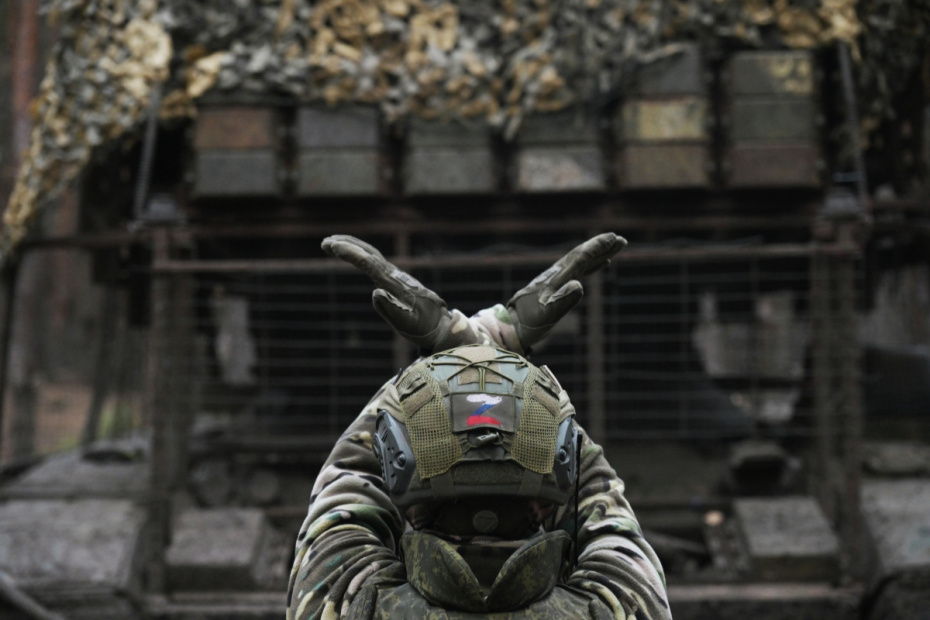 Военнослужащий подразделения РХБЗ у тяжелой огнеметной системы ТОС-1А ‭«Солнцепек» в зоне проведения специальной военной операции