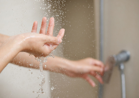 Россиянам объяснили, какой режим душа снизит затраты воды на треть