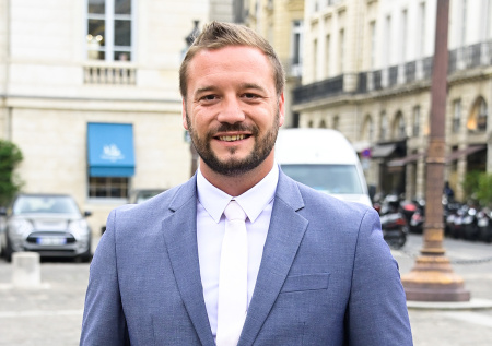 Французского депутата нашли на улице с ранением