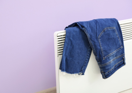 Экс-спасатель предупредил об опасности сушки одежды на обогревателе