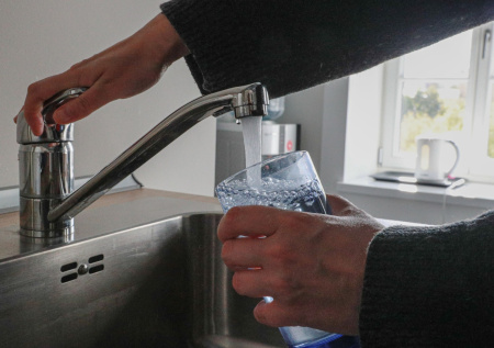 Мясников посоветовал перейти на воду после новогодних застолий